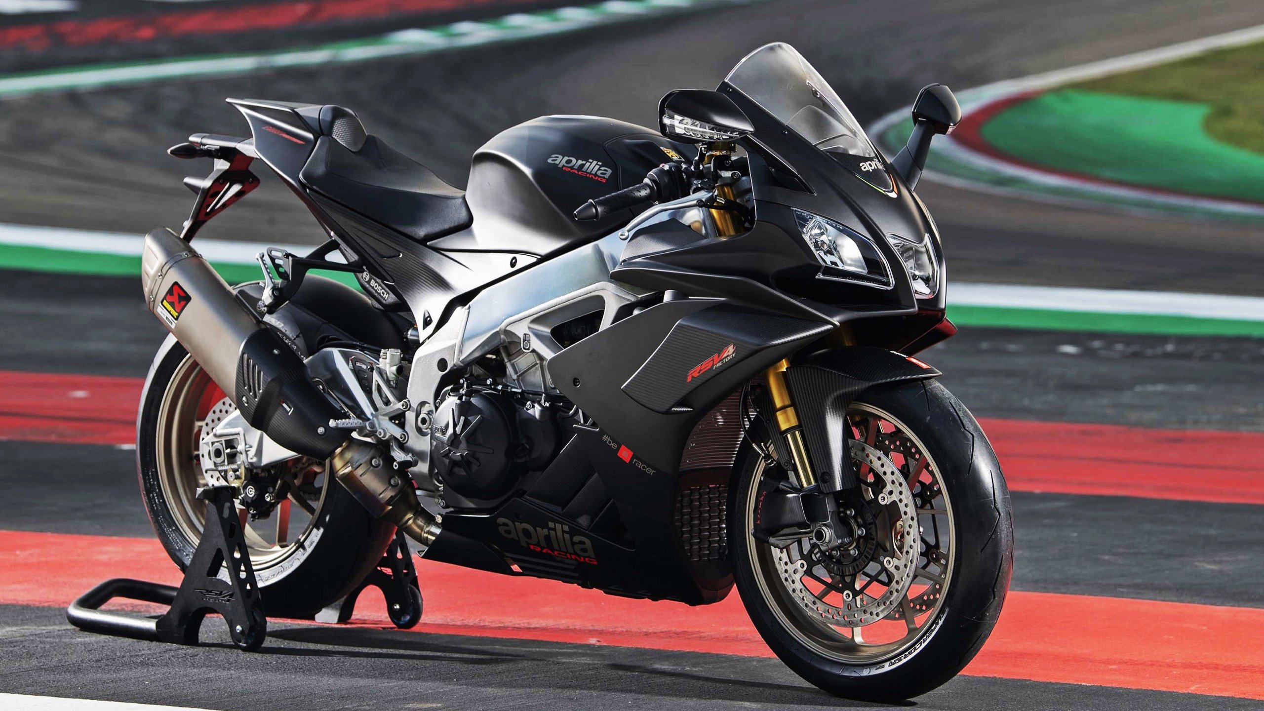 足球联赛球队战术风格多样化，足球战术体系和策略