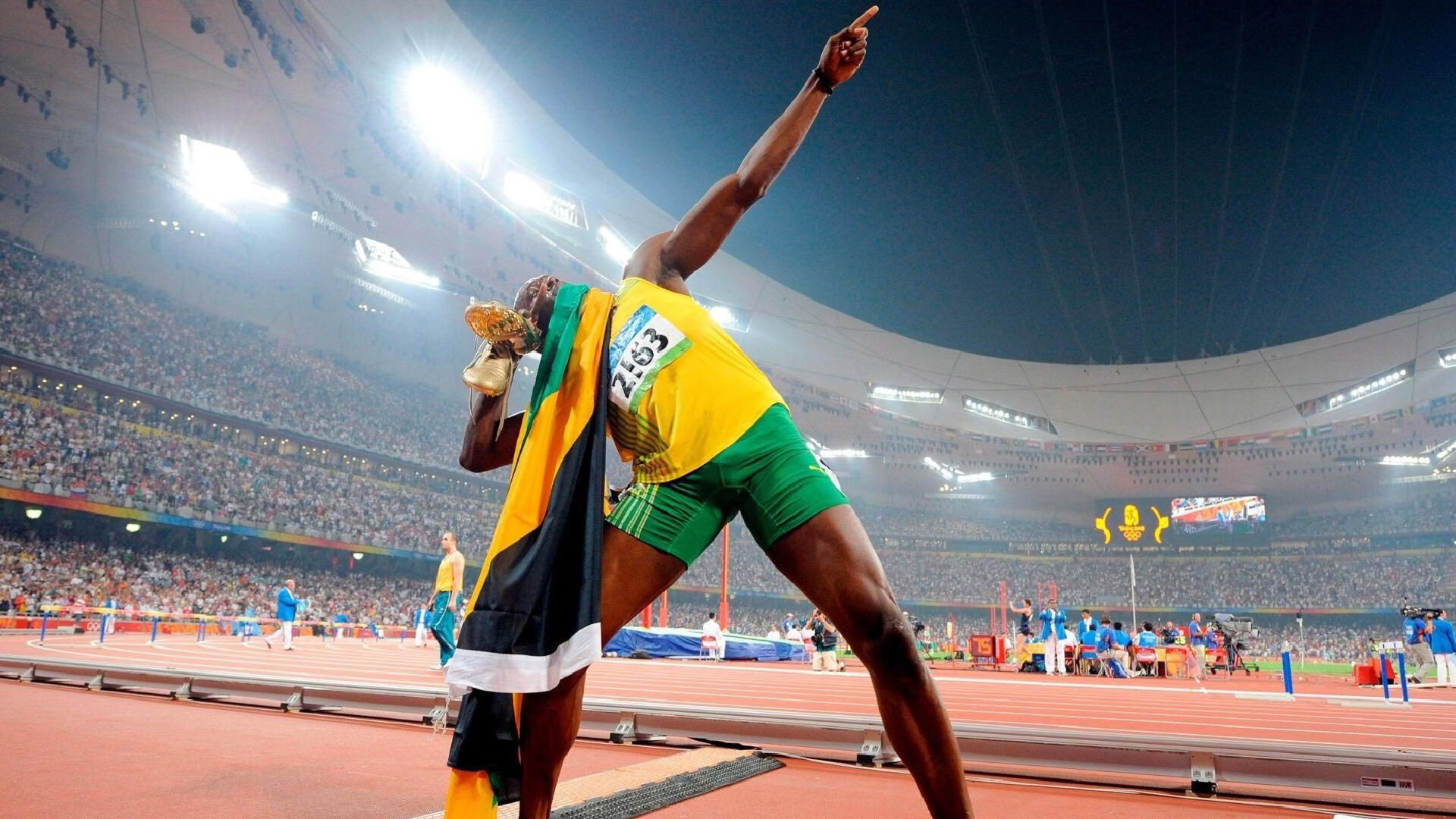 斯密斯：精准的起脚与快速的反应让全黑队进攻战术更加多变，拳王斯密斯